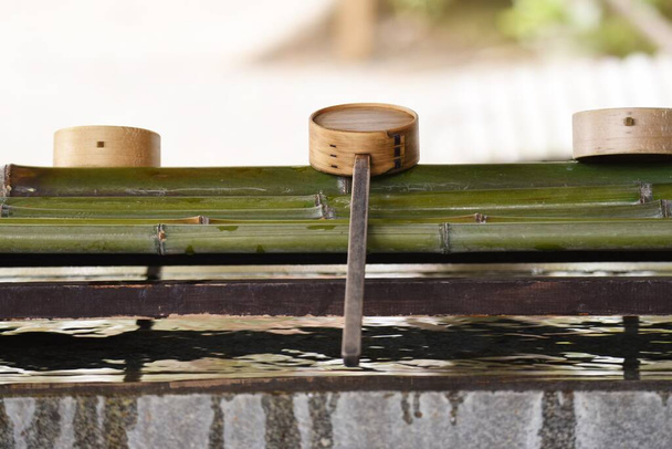Фонтан очищення "Чодзуя" в японському храмі. Це місце, де ви миєте руки і миєте рот біля святині. Це ритуальне очищення.. - Фото, зображення