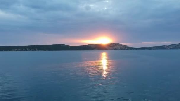 Breathtaking aerial sunset view of the famous Navarino bay and the rock formation of the famous Sphacteria island. Located near Pylos town in Messenia prefecture, Peloponnese, Greece. - Záběry, video