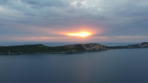 Breathtaking aerial sunset view of the famous Navarino bay and the rock formation of the famous Sphacteria island. Located near Pylos town in Messenia prefecture, Peloponnese, Greece. - Filmati, video