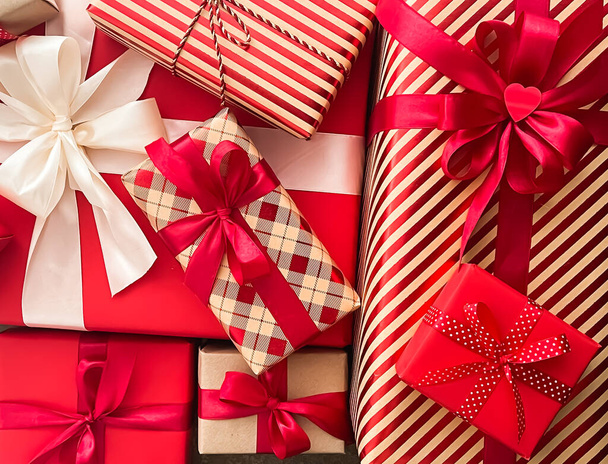 Подарки на день рождения, день бокса и традиционные праздничные подарки, классические рождественские подарочные коробки, завернутые роскошные подарки на день рождения, Новый год, День Святого Валентина и праздничная концепция - Фото, изображение