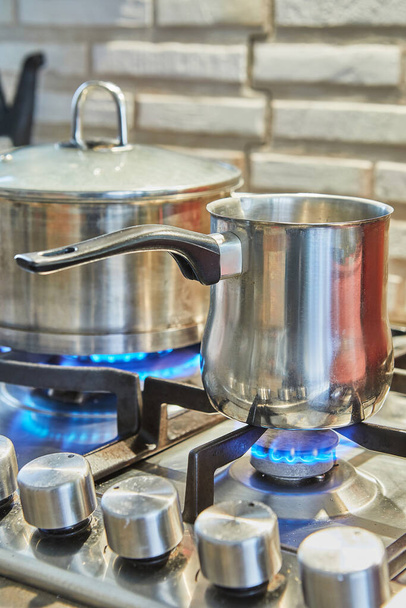 Főzés élelmiszer serpenyőben és pot gáztűzhely a konyhában. Házi főzési koncepció. - Fotó, kép