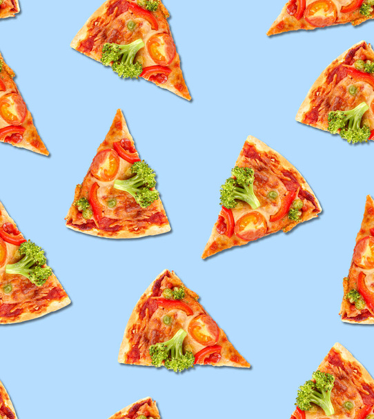 Many slices of delicious vegetarian pizza on light blue background. Pattern for design - Foto, Imagem