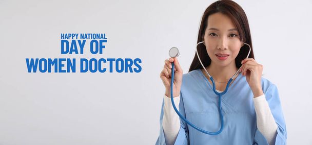 Азійська медсестра з стетоскопом на світловому тлі. Національний день жінок - лікарів  - Фото, зображення