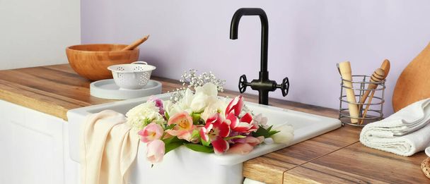 Keraaminen pesuallas kaunis kukkakimppu modernissa keittiössä - Valokuva, kuva