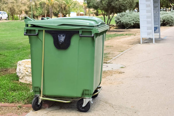Conteneur à ordures vert rue de la ville - Photo, image