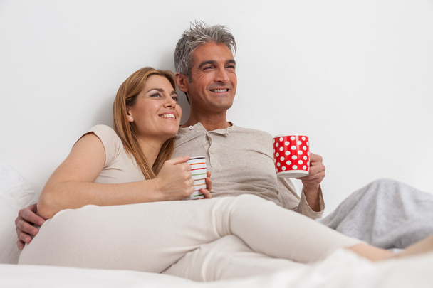 ζευγάρι που πίνει καφέ στο κρεβάτι - Φωτογραφία, εικόνα