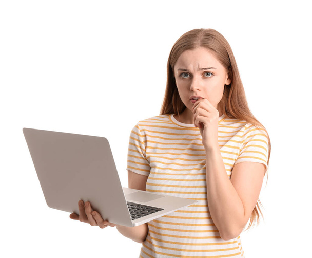 Молода жінка з ноутбуком кусає цвяхи на білому тлі
 - Фото, зображення