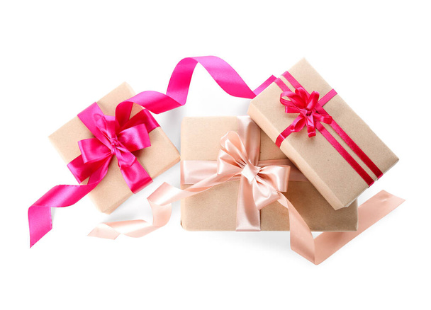 Κουτιά δώρου με ροζ φιόγκους για την Ημέρα του Αγίου Βαλεντίνου σε λευκό φόντο - Φωτογραφία, εικόνα