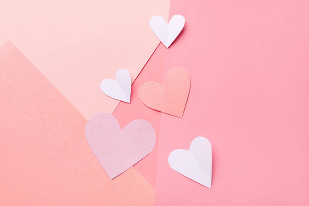 Состав с бумажными сердцами на цветном фоне. Празднование Дня Святого Валентина - Фото, изображение