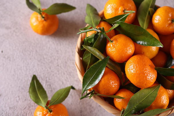 natural organic tangerines with green leaves - Fotoğraf, Görsel