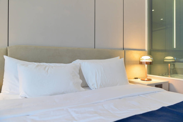elegante Raumausstattung mit bequemem Bett - Foto, Bild