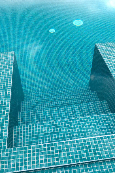 屋外プールできれいな水。水の中で休んで - 写真・画像