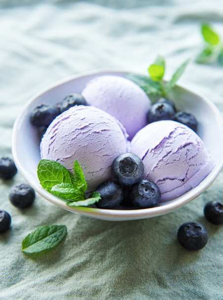 Homemade blueberry  ice cream with fresh blueberries. Sweet berry summer dessert. Concrete background - Foto, afbeelding