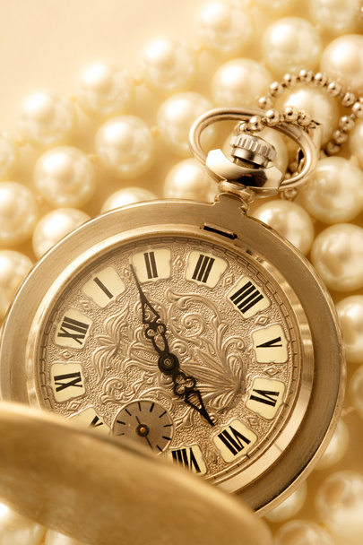 Reloj en perla blanca
 - Foto, Imagen