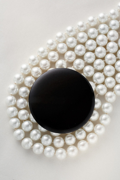 Ronde badge op pearl - Foto, afbeelding
