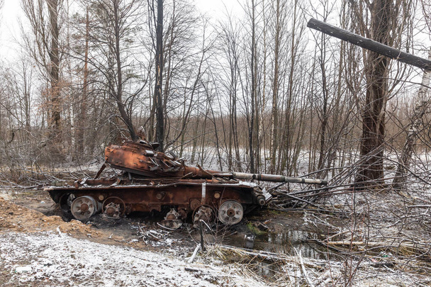 A tank of Russian invaders destroyed as a result of fierce and heavy fighting near a village Kuhari in the Kyiv region - Fotografie, Obrázek