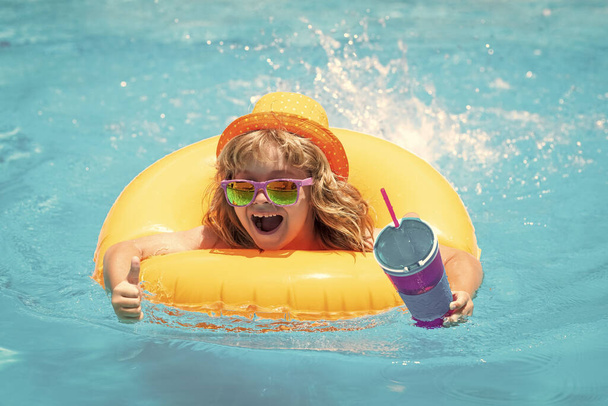 Gelukkig kind genieten van zomervakantie buiten in het water in het zwembad - Foto, afbeelding