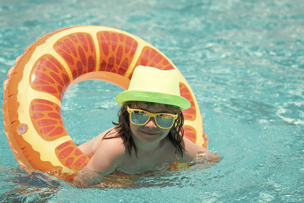Szczęśliwe dziecko cieszące się wakacjami na świeżym powietrzu w wodzie w basenie - Zdjęcie, obraz
