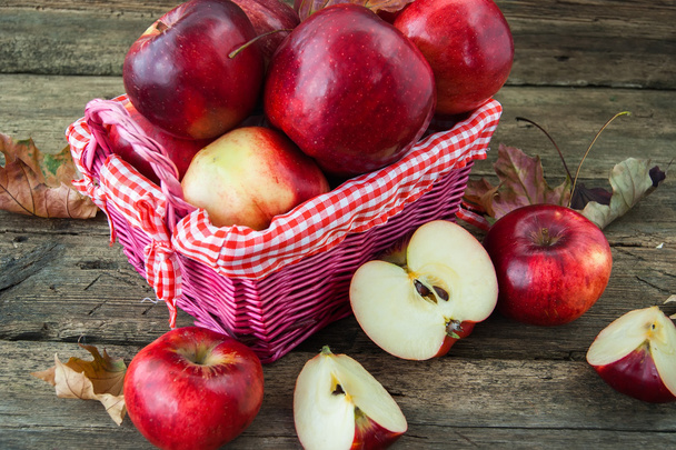 czerwone jabłka kosz na drewniane tła - Zdjęcie, obraz