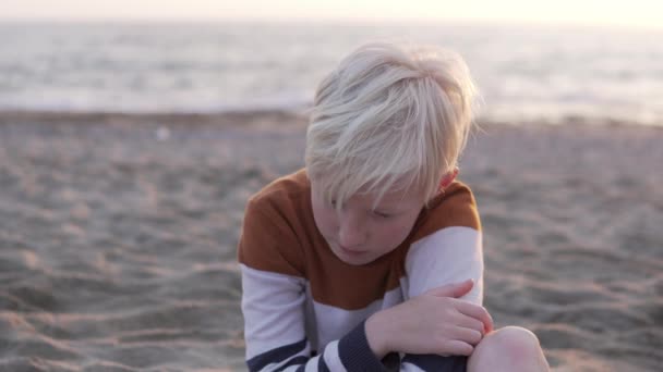 A handsome brooding boy is blonde against the backdrop of the sea. - Filmagem, Vídeo