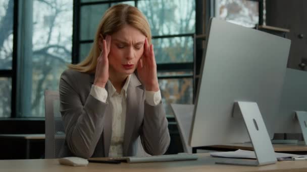 Turhautunut sairas sairas surullinen valkoihoinen keski-ikäinen nainen kypsä liike nainen nainen liikenainen työntekijä työnantaja Executive virassa tietokoneen kärsivät päänsärky kipu kivulias pään stressi - Materiaali, video