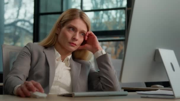 疲れた怠惰な大人の中年女性マネージャー女性従業員はオフィスでコンピュータでオンラインで仕事プロジェクトに退屈白人成熟した病気のビジネス女性は眠りにエネルギーを必要とします過労疲労を感じます - 映像、動画