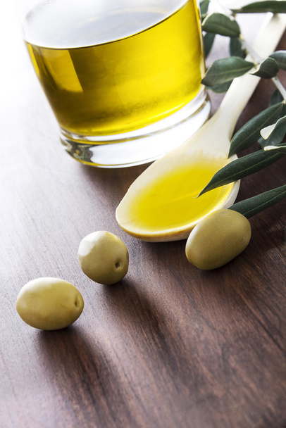Öl und Oliven - Foto, Bild
