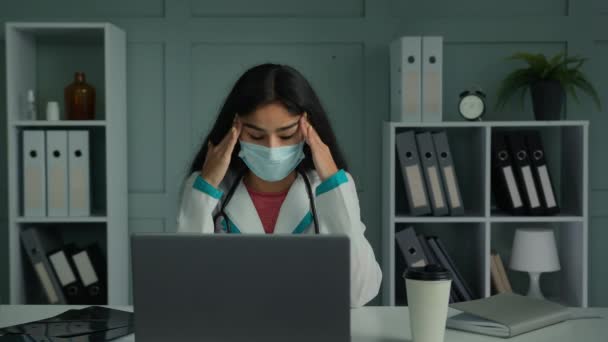 医療用マスクの病気不健康な女性医師は、頭痛の痛みマッサージの痛みに苦しむ頭の寺院疲れて疲れ女性看護師開業医は、健康上の問題を持っています片頭痛コロナウイルス症状covid-19 - 映像、動画