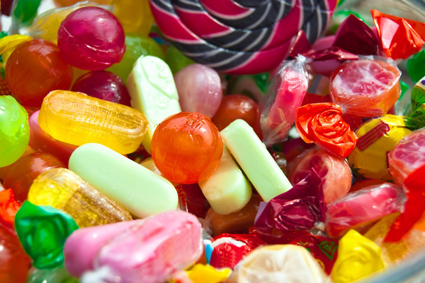 Vegyes színes cukorkák háttér - Fotó, kép