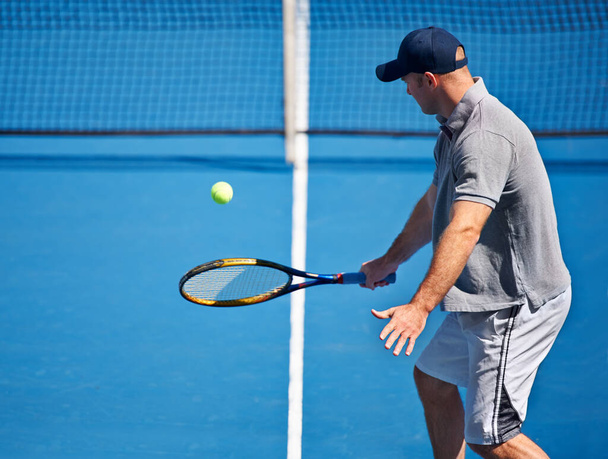 Pokazuje się na każdym treningu tenisowym. mężczyzna próbujący zwrócić piłkę na korcie tenisowym - Zdjęcie, obraz