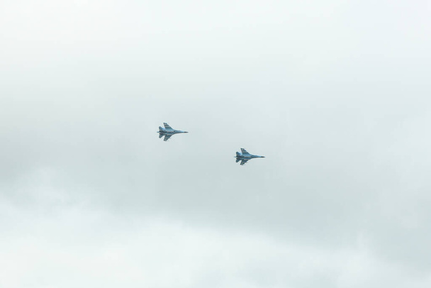 空にウクライナ空軍Su-27planes 。ロシアとの戦争。高解像度写真。場の深さ. - 写真・画像