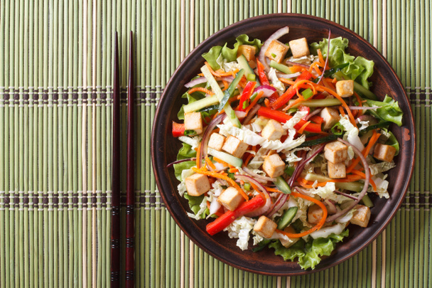 Азиатский салат с тофу и свежими овощами горизонтальный вид сверху
 - Фото, изображение