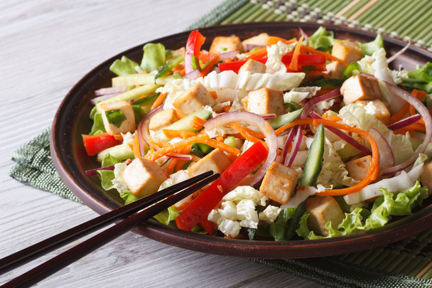 Insalata alimentare con tofu e verdure fresche orizzontali
 - Foto, immagini