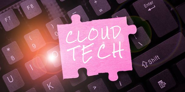 Συγγραφή κειμένου Cloud Tech, Word Γράφτηκε για την αποθήκευση και πρόσβαση σε δεδομένα και προγράμματα μέσω του Διαδικτύου - Φωτογραφία, εικόνα