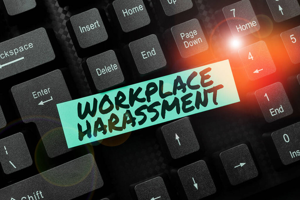 Bildunterschrift: Belästigung am Arbeitsplatz, Business Schaufenster Verschiedene Rassen Geschlecht Alter sexuelle Orientierung der Arbeitnehmer - Foto, Bild
