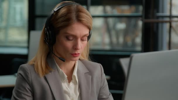 Valkoihoinen keski-ikäinen aikuinen nainen liiketoiminta nainen 30s liikenainen työntekijä toimistossa kuulokkeet tietokoneella puhuminen työ asiakaspalvelu operaattori neuvontapuhelin agentti johtaja kuulokkeet - Materiaali, video