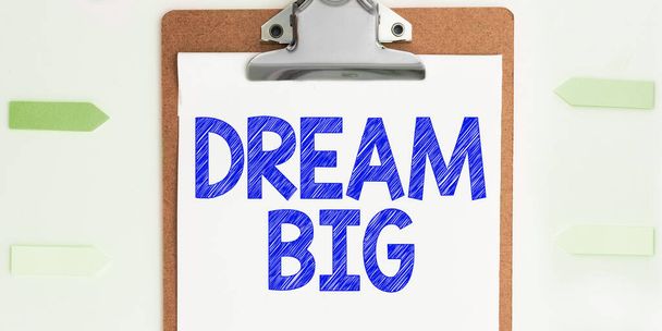 Käsin kirjoittaminen merkki Dream Big, Business yleiskatsaus Ajatella jotain arvokasta, että haluat saavuttaa - Valokuva, kuva