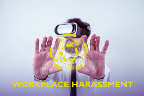 Tekstiteksti esittää työpaikalla tapahtuvaa häirintää, liiketoimintamalli Eri rotujen sukupuolijakauma työntekijöiden seksuaalinen suuntautuminen - Valokuva, kuva