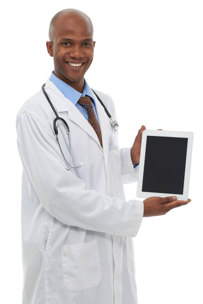 Μια κενή οθόνη tablet που προορίζεται για αντίγραφο χώρου. Ένας όμορφος Αφρικανός γιατρός που κρατάει ένα ψηφιακό τάμπλετ και χαμογελάει στην κάμερα - Φωτογραφία, εικόνα