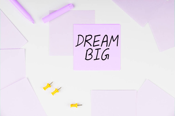 Inspiraatio osoittaa merkki Dream Big, Business lähestymistapa ajatella jotain arvokasta, että haluat saavuttaa - Valokuva, kuva