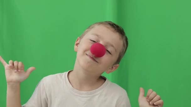 Jongen van 9 jaar met een rode neus. Een close-up. Hoge kwaliteit 4k beeldmateriaal - Video
