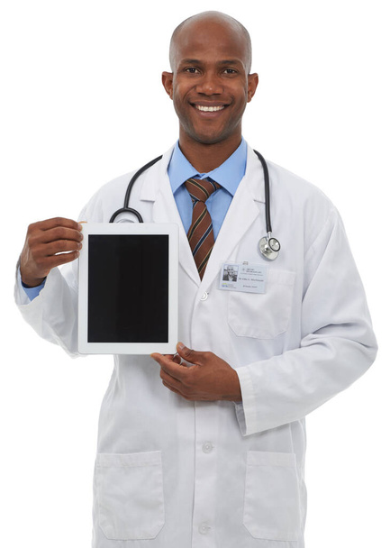 Teknologia saa minut hymyilemään. Nuori afrikkalainen lääkäri, jolla on digitaalinen tabletti, jonka tyhjä ruutu on varattu kopiotilaa varten - Valokuva, kuva