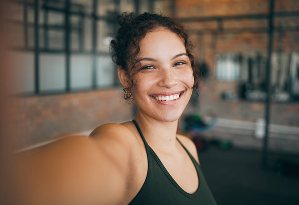 フィットネス、運動、ジムの自画像ワークアウト、トレーニングのモチベーションと体の健康についての幸せな女性。若いスポーツ女性やスポーツ選手のブログのインスピレーションと進歩のポストのための笑顔. - 写真・画像