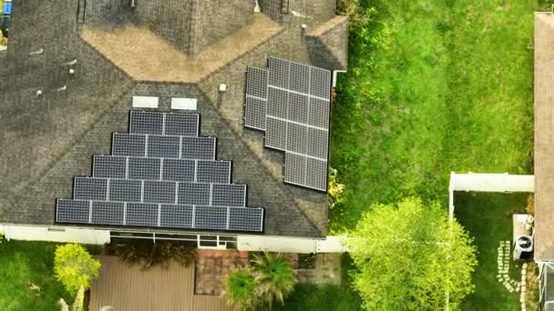 Vista aerea edificio tetto con file di pannelli solari fotovoltaici blu per la produzione di energia elettrica ecologica pulita. Elettricità rinnovabile a emissioni zero. - Filmati, video