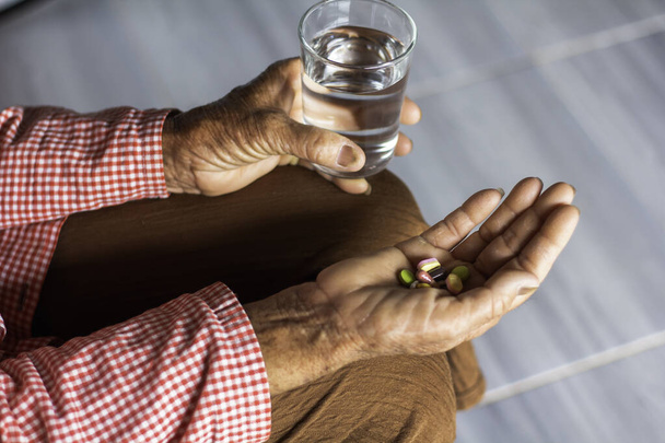 Medicine in the hands of old women. Content health care of the elderly - Foto, imagen