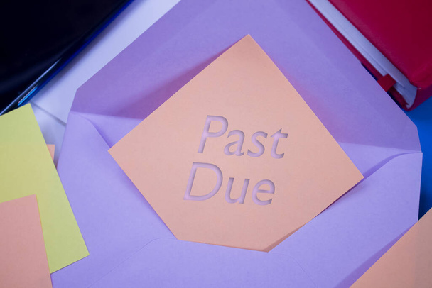 Past Due. Text on adhesive note paper. Event, celebration reminder message. - Photo, Image