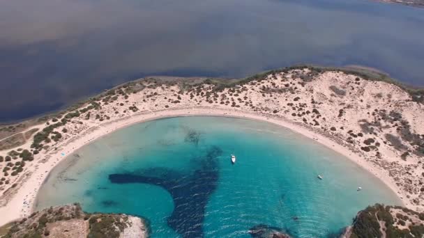 Vista panorámica aérea de la famosa playa de arena semicircular y laguna de Voidokilia en Messenia, Grecia - Imágenes, Vídeo