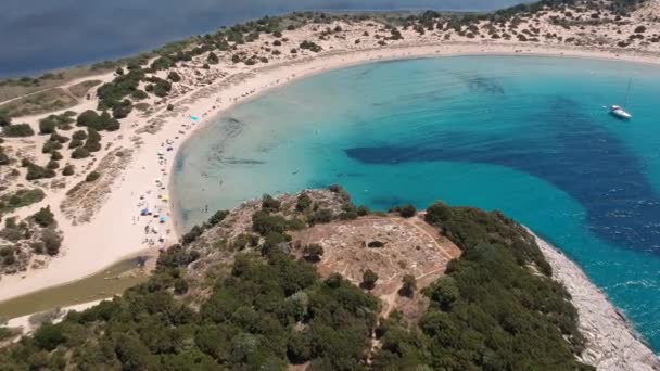 Vista panorámica aérea de la famosa playa de arena semicircular y laguna de Voidokilia en Messenia, Grecia - Metraje, vídeo
