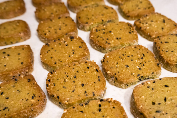 skupina domácích čipových cookies na stole - Fotografie, Obrázek