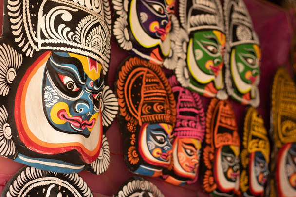 Целый ряд красочных маски для танца чау в Западной Бенгалии, Индия - Фото, изображение
